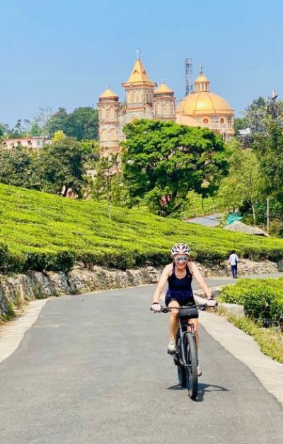 Liz Mcgready Cycling on the  tour with redspokes